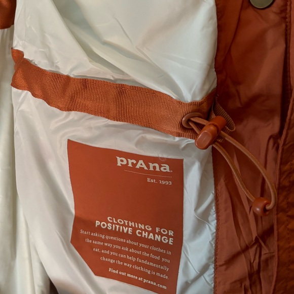 Prana Medium down jacket. Removable hood. Drawstring at waist. - Picture 5 of 5